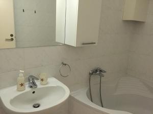 ウィーンにあるアパートメント ドミノのバスルーム(洗面台、トイレ、バスタブ付)