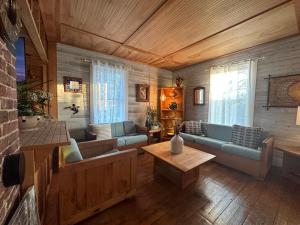 Retreat near Beaches في غلوستر: غرفة معيشة مع أريكة وطاولة