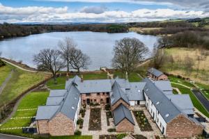 uma vista aérea de um edifício ao lado de um lago em Tarn End Cottage 8, Talkin Tarn, Brampton em Carlisle