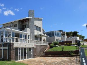 una casa grande con una escalera delante de ella en GOODWILLMANOR en Durban