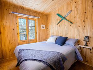 Ένα ή περισσότερα κρεβάτια σε δωμάτιο στο Riverside Cabin, Fishing, and Relaxation