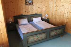 ein Schlafzimmer mit einem Bett mit zwei Kissen darauf in der Unterkunft Knappenhaus in Rauris