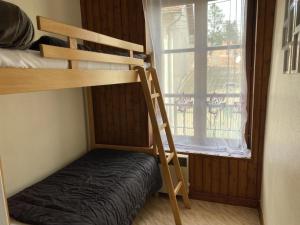Etagenbett in einem Zimmer mit Fenster in der Unterkunft Appartement Arfeuilles, 3 pièces, 4 personnes - FR-1-489-266 in Arfeuilles