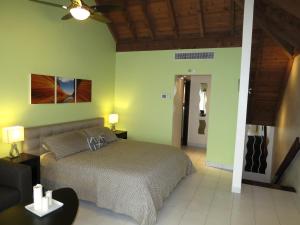 Katil atau katil-katil dalam bilik di Luxury Beachfront Duplex Villa on Sapphire Beach I