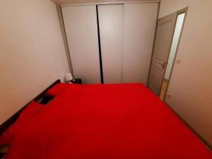 Łóżko lub łóżka w pokoju w obiekcie Charmant T2 au cœur de Bayonne, proche commodités - FR-1-239-891