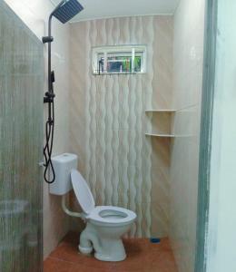 Baño pequeño con aseo y estante en CMS HOMESTAY ALOR SETAR en Alor Setar