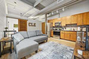 Una cocina o kitchenette en Industrial Loft Apartments in the Beautiful Superior Building Minutes from FirstEnergy Stadium 311