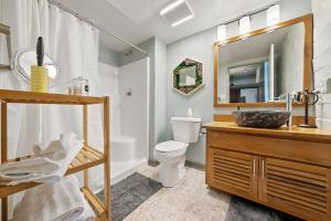 Un baño de Industrial Loft Apartments in the Beautiful Superior Building Minutes from FirstEnergy Stadium 311