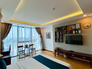 Hotel Mỹ Mỹ في Tây Ninh: غرفة معيشة مع سرير وتلفزيون
