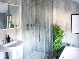 een badkamer met een douche en een wastafel bij Townend Cottage in Aikton