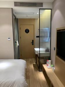 Postel nebo postele na pokoji v ubytování Meego Smart Select Hotel