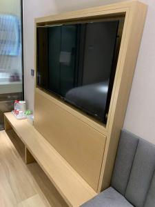 TV a/nebo společenská místnost v ubytování Meego Smart Select Hotel