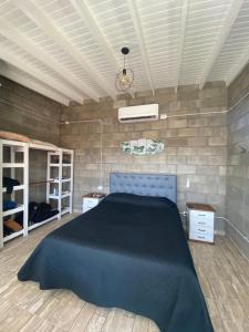 ein Schlafzimmer mit einem großen Bett in einem Zimmer in der Unterkunft La Cambicha in Uribelarrea