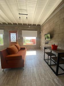ein Wohnzimmer mit einem Sofa und einem Tisch in der Unterkunft La Cambicha in Uribelarrea