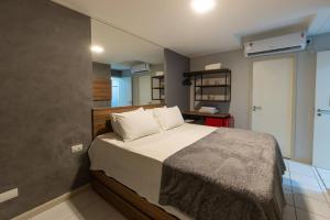 een slaapkamer met een groot bed in een kamer bij Neo B Mar PAJUÇARA 2Qts 2WIFI 2 GAR - Adm Nutells in Maceió