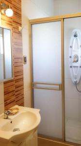 y baño con ducha y lavamanos. en Hotel Real Salaverry *** Inkahoteles, en Arequipa