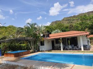 een villa met een zwembad voor een huis bij Casa libella in Carmen de Apicalá