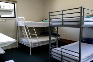 Giường tầng trong phòng chung tại Bellarine Lodge Sleeps 30