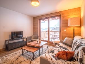 a living room with a couch and a tv at Appartement Valmorel, 3 pièces, 7 personnes - FR-1-356-410 in Valmorel