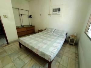 1 dormitorio con 1 cama en una habitación en Transient House en Puerto Galera