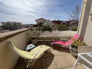 dwa krzesła i stół na balkonie w obiekcie Appartement T3 centre Arcachon avec terrasse, parking et ménage inclus - FR-1-374-206 w Arcachon
