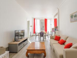 ein Wohnzimmer mit einem Sofa, einem TV und einem Tisch in der Unterkunft Appartement La Rochelle, 2 pièces, 2 personnes - FR-1-535-44 in La Rochelle