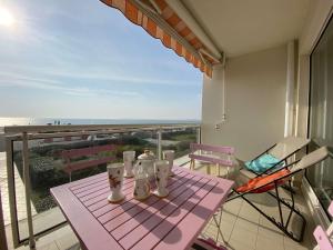 einen Balkon mit einem Tisch und Meerblick in der Unterkunft Appartement Pornichet, 2 pièces, 4 personnes - FR-1-245-180 in Pornichet