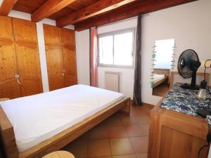 ein Schlafzimmer mit einem großen Bett und einem Fenster in der Unterkunft Villa Le Grau-du-Roi, 5 pièces, 8 personnes - FR-1-307-226 in Le Grau-du-Roi