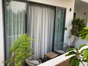 een balkon met stoelen en planten in een gebouw bij Green River Boutique Hotel in Vung Tau +68 foto's