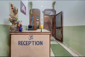 HOTEL GANGA VIEW harry stay في Shivpuri: منطقة استقبال مبنى مع مكتب استقبال