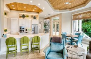 Il comprend une cuisine et un salon avec une table et des chaises. dans l'établissement Captiva Grace home, à Captiva