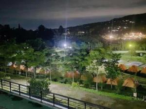 - Vistas a la ciudad por la noche con luces en Puncak Camp Hills, en Bogor