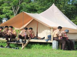Eine Gruppe von Männern, die in einem Zelt sitzen in der Unterkunft Puncak Camp Hills in Bogor