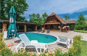 Bazén v ubytovaní Three-Bedroom Holiday Home In Lekenik alebo v jeho blízkosti