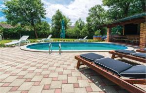 Bazén v ubytovaní Three-Bedroom Holiday Home In Lekenik alebo v jeho blízkosti
