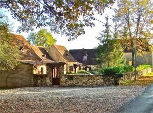 una antigua casa de piedra con entrada por delante en Le Domaine de La Millasserie, en Mauzac-et-Grand-Castang