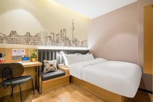 上海的住宿－上海Meego米果智选酒店(西康路店)，酒店客房配有一张床、一张桌子和一把椅子。