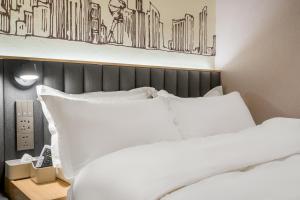 Postel nebo postele na pokoji v ubytování Meego Smart Select Hotel