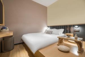 Postel nebo postele na pokoji v ubytování Meego Smart Select Hotel