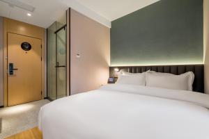Postel nebo postele na pokoji v ubytování Meego Smart Select Hotel