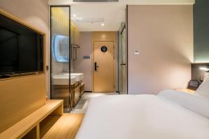 Postel nebo postele na pokoji v ubytování Meego Smart Select Hotel