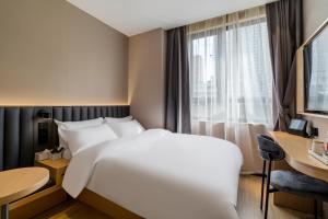 Postel nebo postele na pokoji v ubytování Meego Smart Select Hotel