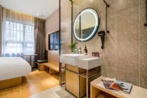 Postel nebo postele na pokoji v ubytování Meego Smart Select Hotel