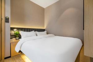 Postel nebo postele na pokoji v ubytování Meego Smart Select Hotel