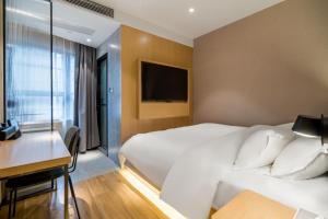 Postel nebo postele na pokoji v ubytování Meego Smart Select Hotel