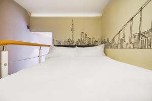 Postel nebo postele na pokoji v ubytování Meego Smart Select Hotel