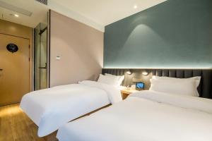 Postel nebo postele na pokoji v ubytování Meego Smart Select Hotel