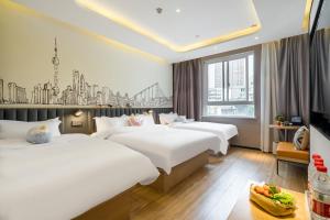 上海的住宿－上海Meego米果智选酒店(西康路店)，一间酒店客房,设有两张床和电视