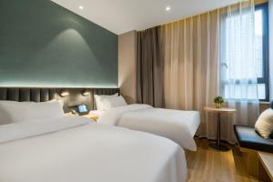 Postel nebo postele na pokoji v ubytování Meego Smart Select Hotel