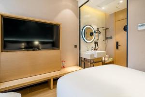Postel nebo postele na pokoji v ubytování Meego Smart Select Hotel